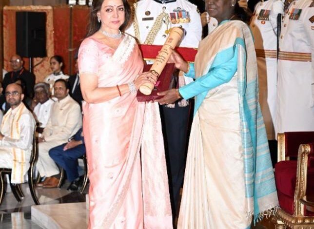 Padma awards 2026 : राष्ट्रपति द्रौपदी मुर्मू ने 66 हस्तियों को किया सम्मानित, धर्मेंद्र को मिला पद्म विभूषण, सम्मान लेते हुए भावुक हुईं हेमा मालिनी