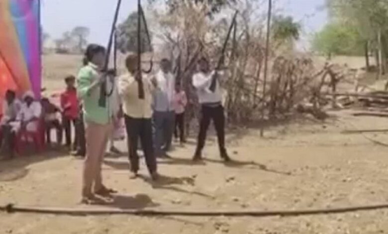 Banswara News : शादी समारोह के दौरान विधायक के बेटे रोहित खड़िया ने की फायरिंग, सोशल मीडिया पर Video Viral