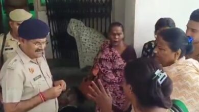 झांसी: किन्नरों के दो गुटों में टकराव, एसएसपी ऑफिस पर प्रदर्शन