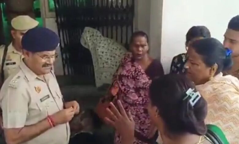 झांसी: किन्नरों के दो गुटों में टकराव, एसएसपी ऑफिस पर प्रदर्शन