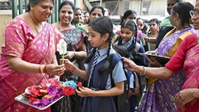Students received a warm welcome featuring floral decorations and celebratory gestures in all school on Monday