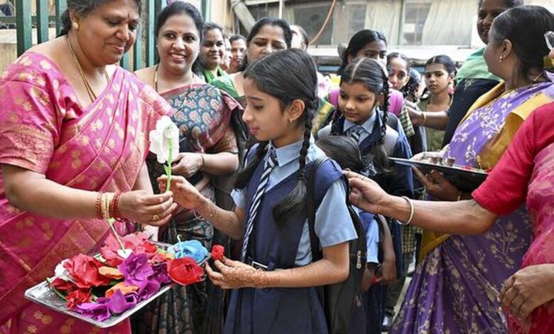 Students received a warm welcome featuring floral decorations and celebratory gestures in all school on Monday