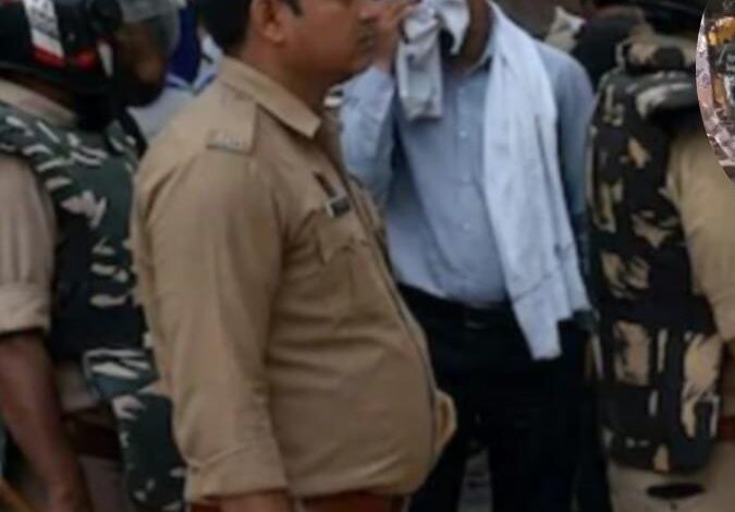 लखनऊ में बुलडोजर एक्शन पर बढ़ा विवाद, पुलिस लाठीचार्ज का विरोध, क्या वकीलों को बांटी लाठियां?