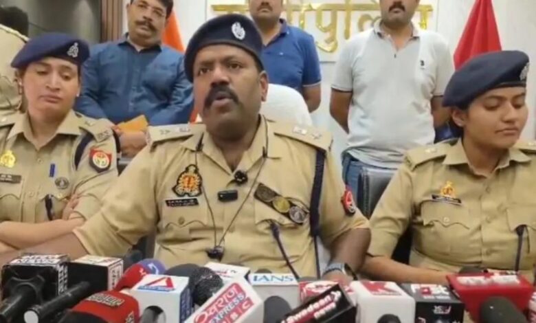 सिपाही की गर्लफ्रेंड के फ्लैट से 18 लाख कैश, 9 सोने के बिस्किट मिला, झांसी में IPL सट्टेबाजी का बड़ा खुलासा