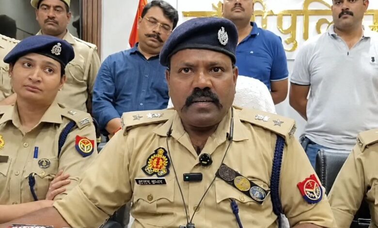 झांसी में ऑनलाइन सट्टा: दो महिलाएं गिरफ्तार, एक करोड़ 46 लाख रुपए के पीली धातु के बिस्कुट बरामद, सिपाही बर्खास्त